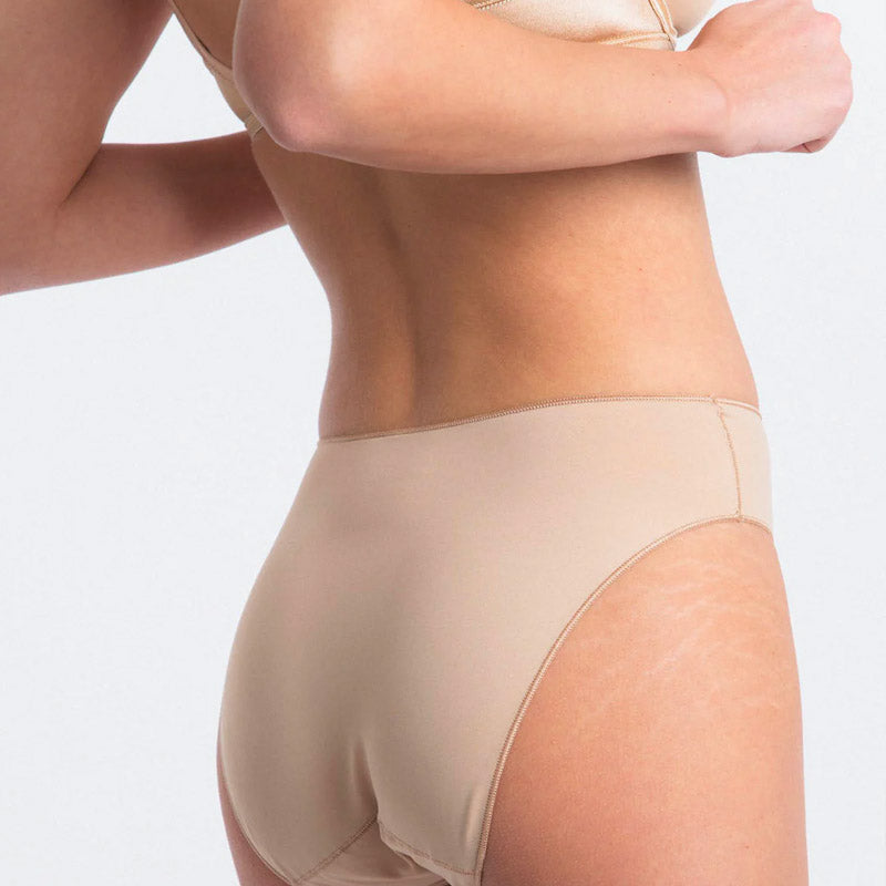 Maison Lejaby Hüftslip aus weicher Microfaser aus der Serie Les Invisibles in beige - Seitliche Ansicht