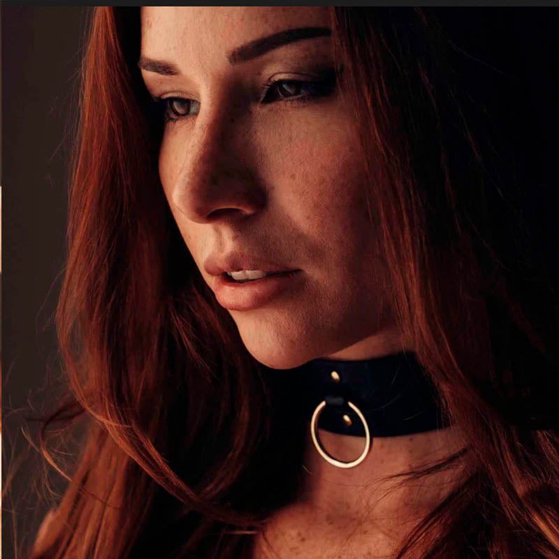 Bijoux Indiscrets - MAZE breiter Choker mit Leine getragen ohne Leine - vegan